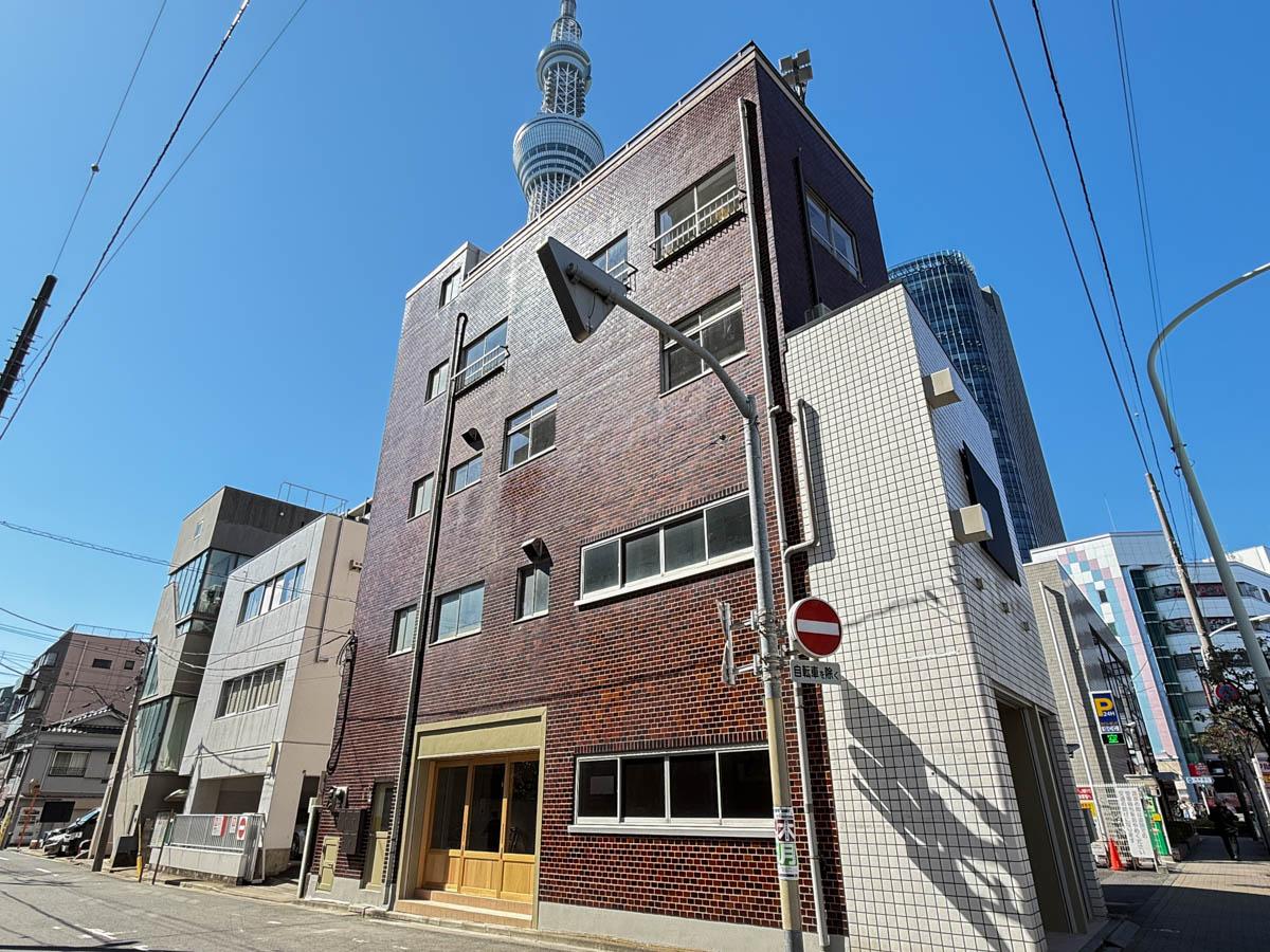 墨田区業平の賃貸物件/押上駅B2出口を出ると、このビルが待ち構えています。奥にはスカイツリー。1・2階は店舗で募集中