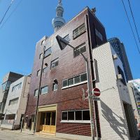 墨田区業平の賃貸物件/押上駅B2出口を出ると、このビルが待ち構えています。奥にはスカイツリー。1・2階は店舗で募集中