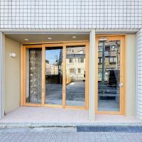 墨田区業平の賃貸物件/A区画側を引きで。右手には2階店舗区画の入口も並んでいます