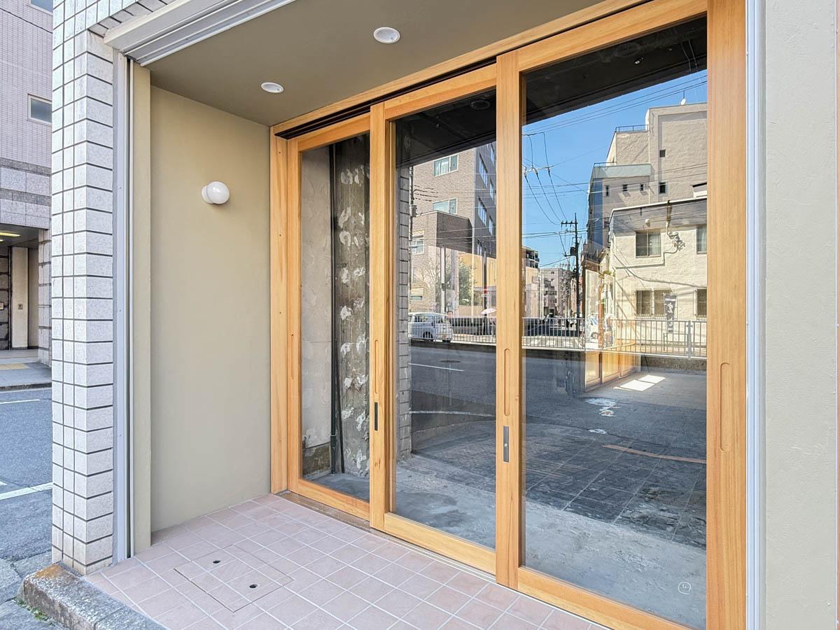 墨田区業平の賃貸物件/こちらはA区画のファサード。凹みの部分にベンチを置いたり、お店のカラーを街に滲ませることができる