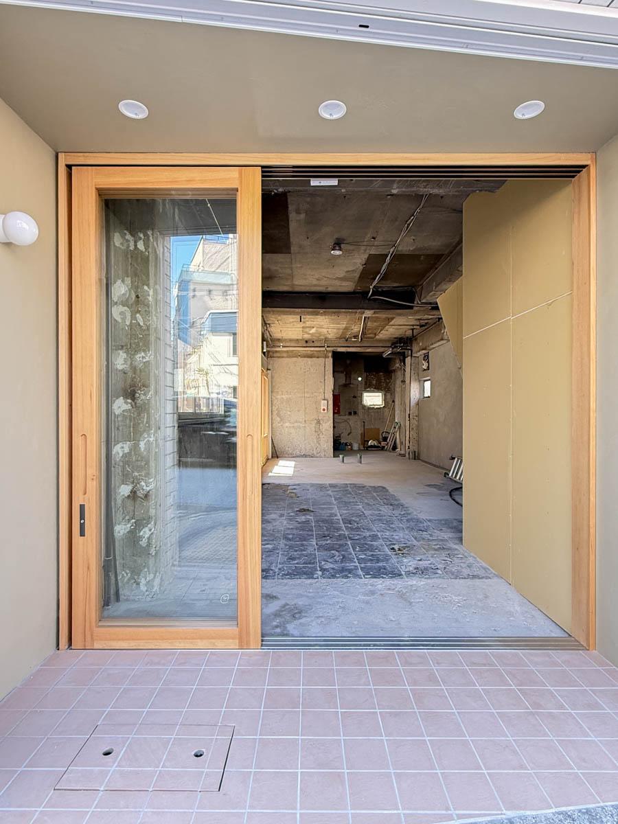 墨田区業平の賃貸物件/木製サッシ、壁のカラー、床のタイルの素材がかわいいファサードです