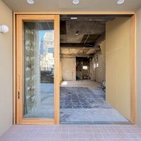 墨田区業平の賃貸物件/木製サッシ、壁のカラー、床のタイルの素材がかわいいファサードです