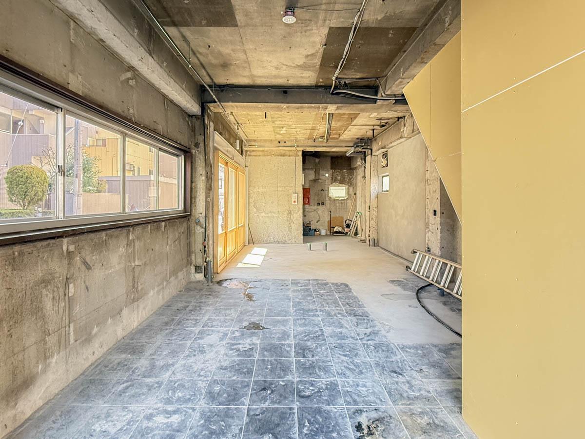 墨田区業平の賃貸物件/A区画側から見た、店内。壁の立ち上げラインは天井の梁の手前くらいです
