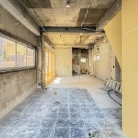 墨田区業平の賃貸物件/A区画側から見た、店内。壁の立ち上げラインは天井の梁の手前くらいです