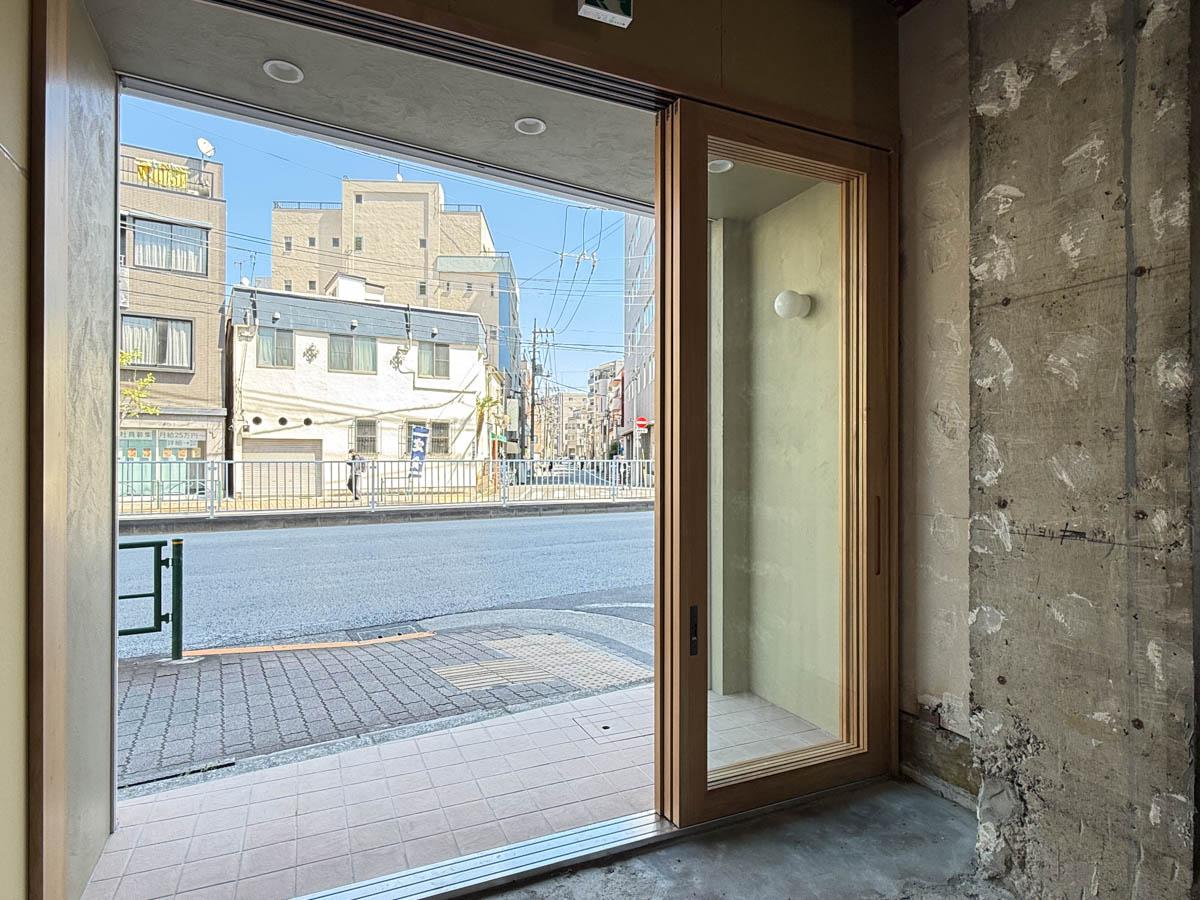 墨田区業平の賃貸物件/A区画から外をみて。人通りは結構あります。道路はバス通りにもなっていて車もたくさん通ります