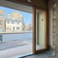 墨田区業平の賃貸物件/A区画から外をみて。人通りは結構あります。道路はバス通りにもなっていて車もたくさん通ります