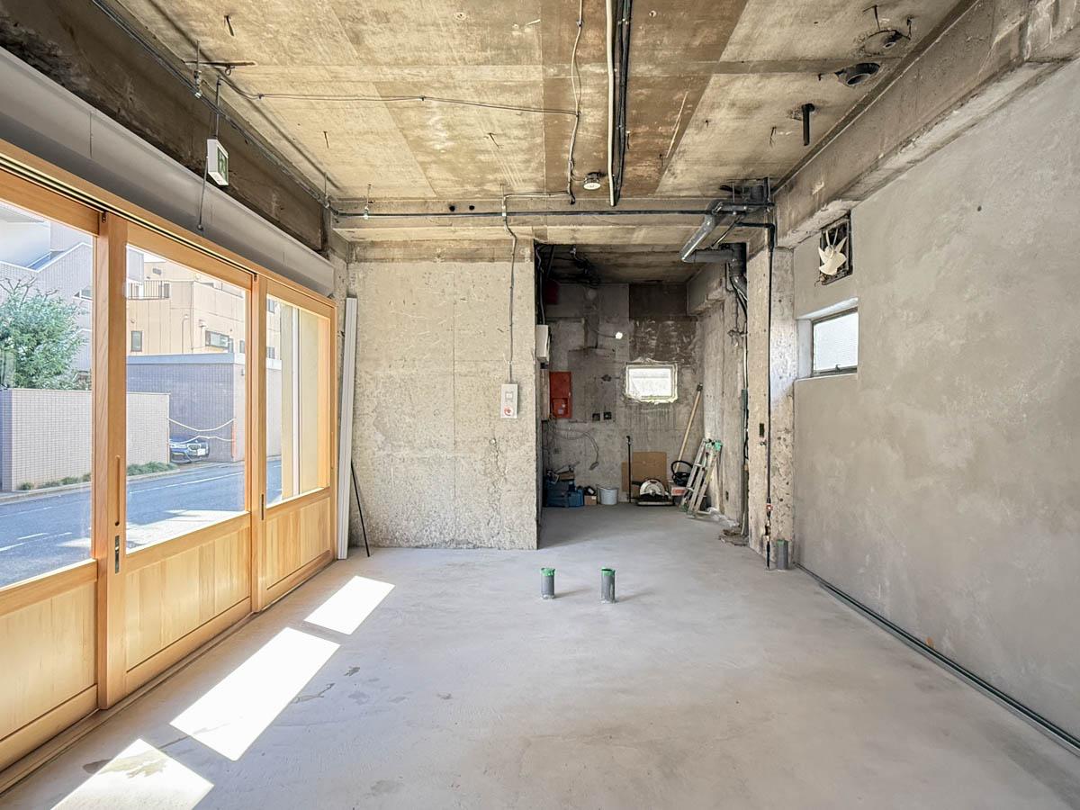 墨田区業平の賃貸物件/印象的なカウンターを造作してお店をつくるのはいかが？床はモルタル敷きで、この感じのままもかっこいい