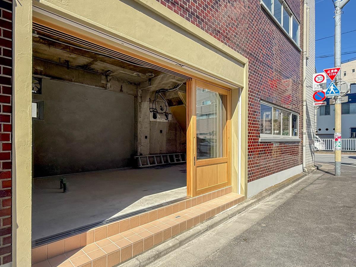 墨田区業平の賃貸物件/通りに大きく開口したB区画。木製サッシを開口すると、オープンに使えます。ステップ部分に小さくベンチや植物を置いても◎