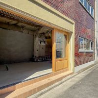 墨田区業平の賃貸物件/通りに大きく開口したB区画。木製サッシを開口すると、オープンに使えます。ステップ部分に小さくベンチや植物を置いても◎