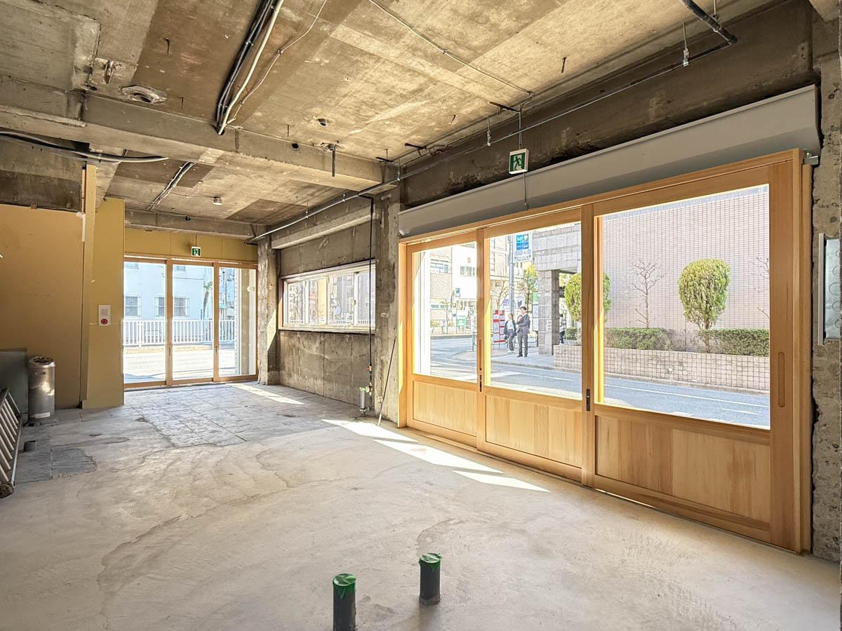 墨田区業平の賃貸物件/室内はスケルトン。写真は2区画が繋がった状態。テナントが決まり次第、壁を立てて、貸し出しを想定していますが、一括希望であればこのままの引き渡しも可