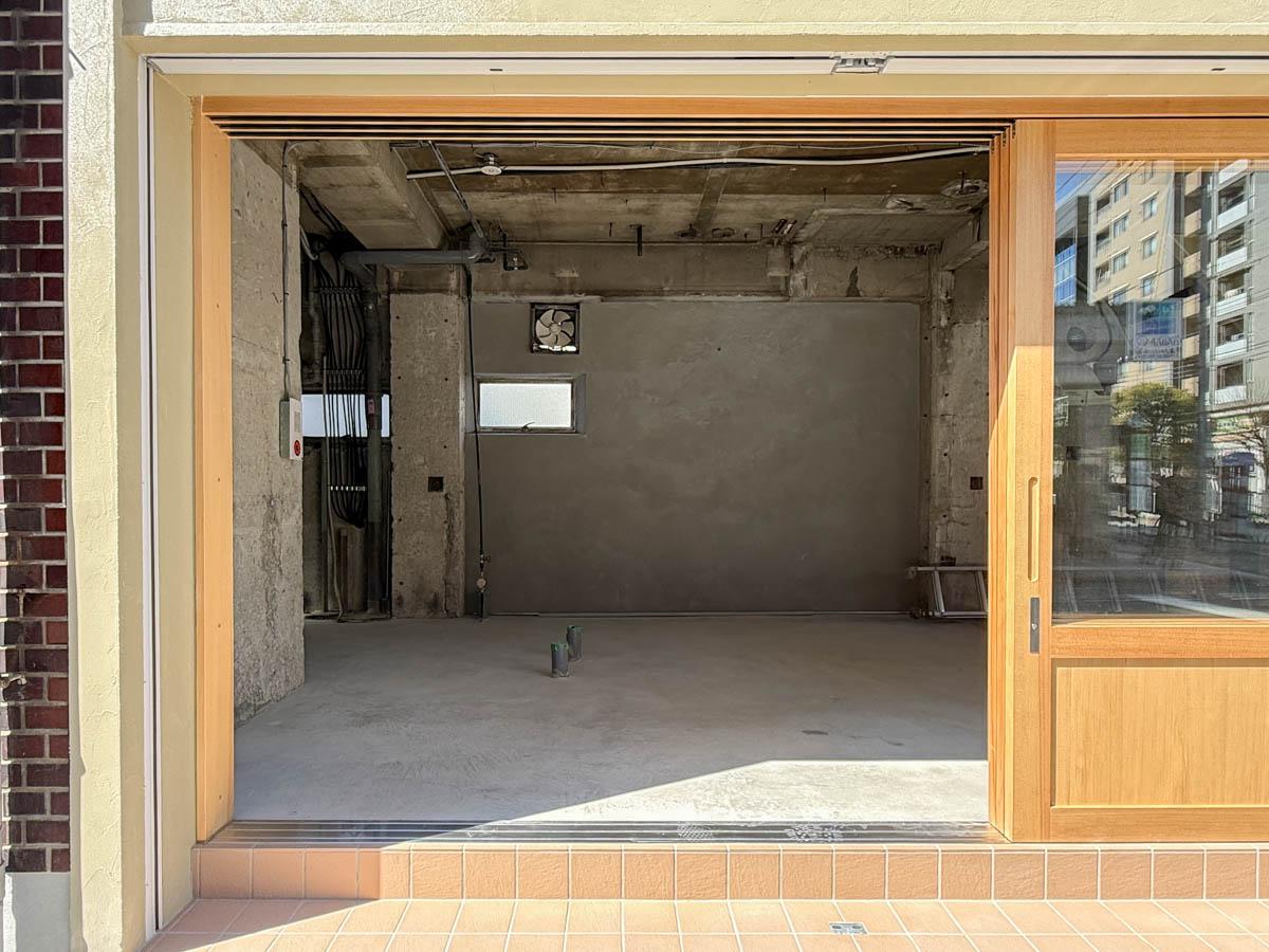 墨田区業平の賃貸物件/このサッシの向こうに目を引くカウンターをつくり、立ち飲みバルなんてどうでしょうか？