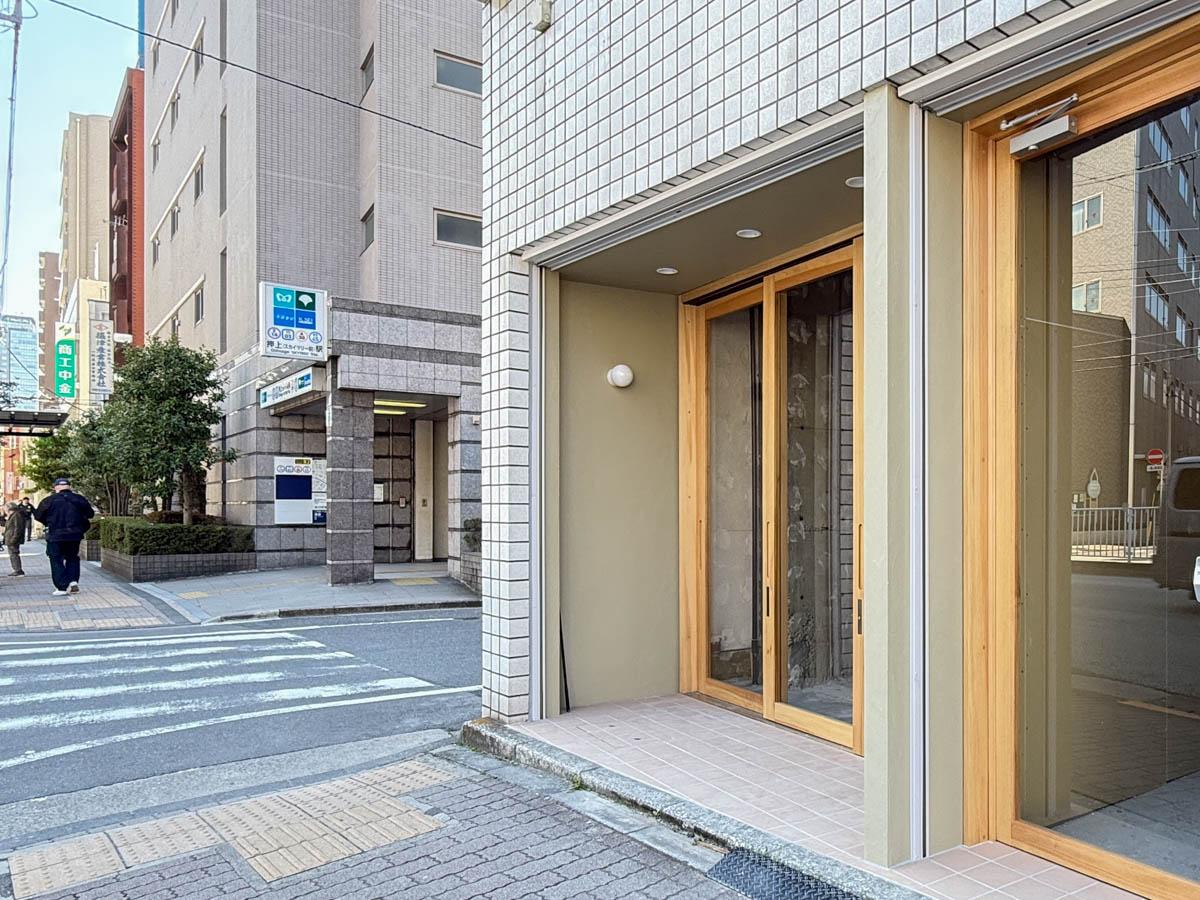 墨田区業平の賃貸物件/左奥には地下鉄の出入口。駅とはこれくらいの距離感です