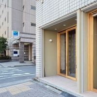 墨田区業平の賃貸物件/左奥には地下鉄の出入口。駅とはこれくらいの距離感です