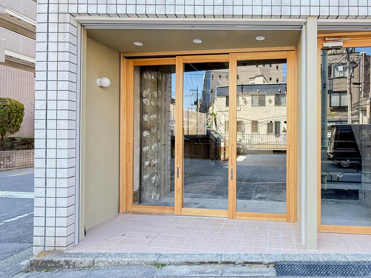 墨田区業平の賃貸物件/A区画ファサードを引きで。外壁ラインにシャッターが下ろせるようになっています