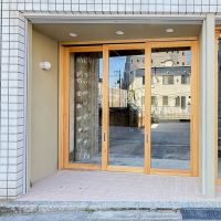 墨田区業平の賃貸物件/A区画ファサードを引きで。外壁ラインにシャッターが下ろせるようになっています