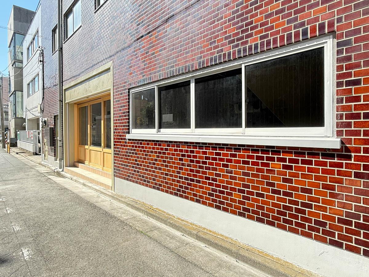 墨田区業平の賃貸物件/A区画側に古いサッシが残っていますが、テナント工事で交換をしてもOKです