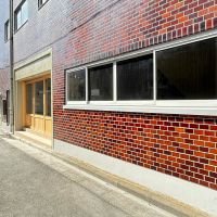 墨田区業平の賃貸物件/A区画側に古いサッシが残っていますが、テナント工事で交換をしてもOKです