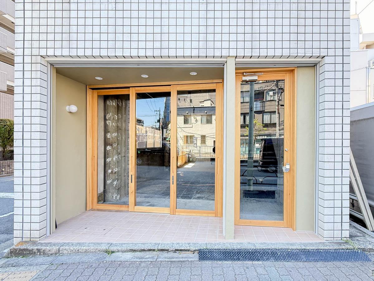 墨田区業平の賃貸物件/今回の区画の入口は右手。左手には1階店舗の入口も並んでいます