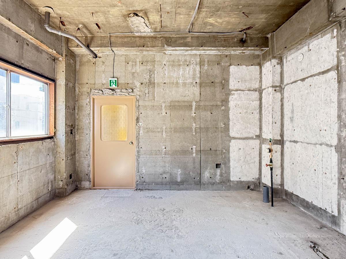 墨田区業平の賃貸物件/西側には共用階段に面した扉もあるため、客さん動線とスタッフ動線を分ける使い方も可能です