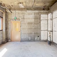 墨田区業平の賃貸物件/西側には共用階段に面した扉もあるため、客さん動線とスタッフ動線を分ける使い方も可能です