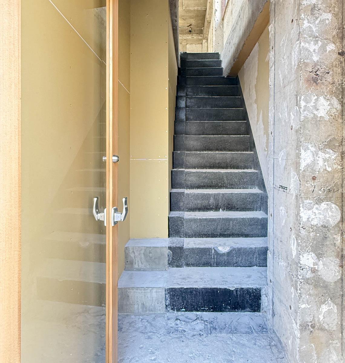 墨田区業平の賃貸物件/ガラス戸を開けると、2階に上がる専用階段が待っています。内装仕上げはテナント工事でお願いします