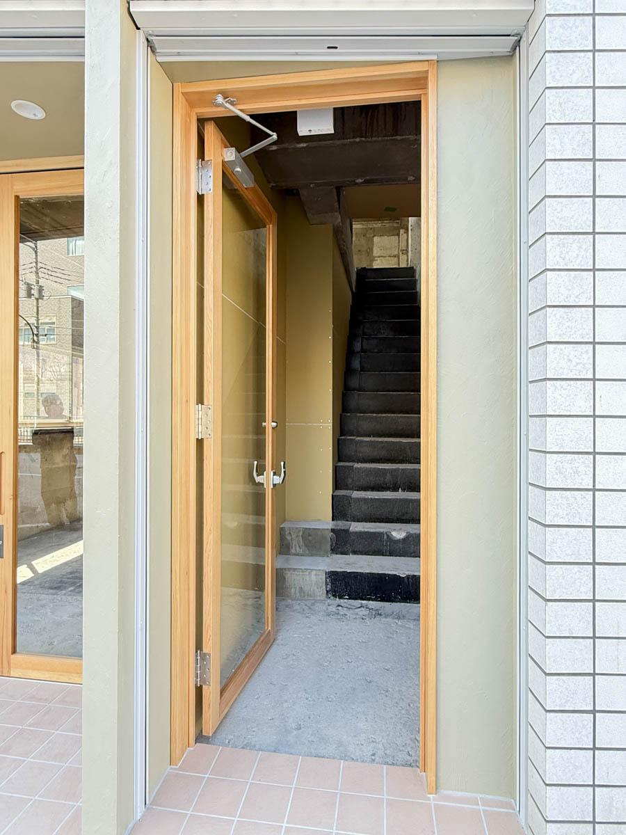 墨田区業平の賃貸物件/木製のガラス戸の手前には、シャッターがついています