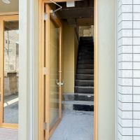 墨田区業平の賃貸物件/木製のガラス戸の手前には、シャッターがついています