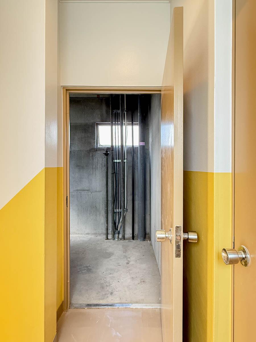 墨田区業平の賃貸物件/西側の共用階段に面して、バックヤードやストックルームとして使えそうなスペースがあります