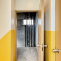 墨田区業平の賃貸物件/西側の共用階段に面して、バックヤードやストックルームとして使えそうなスペースがあります