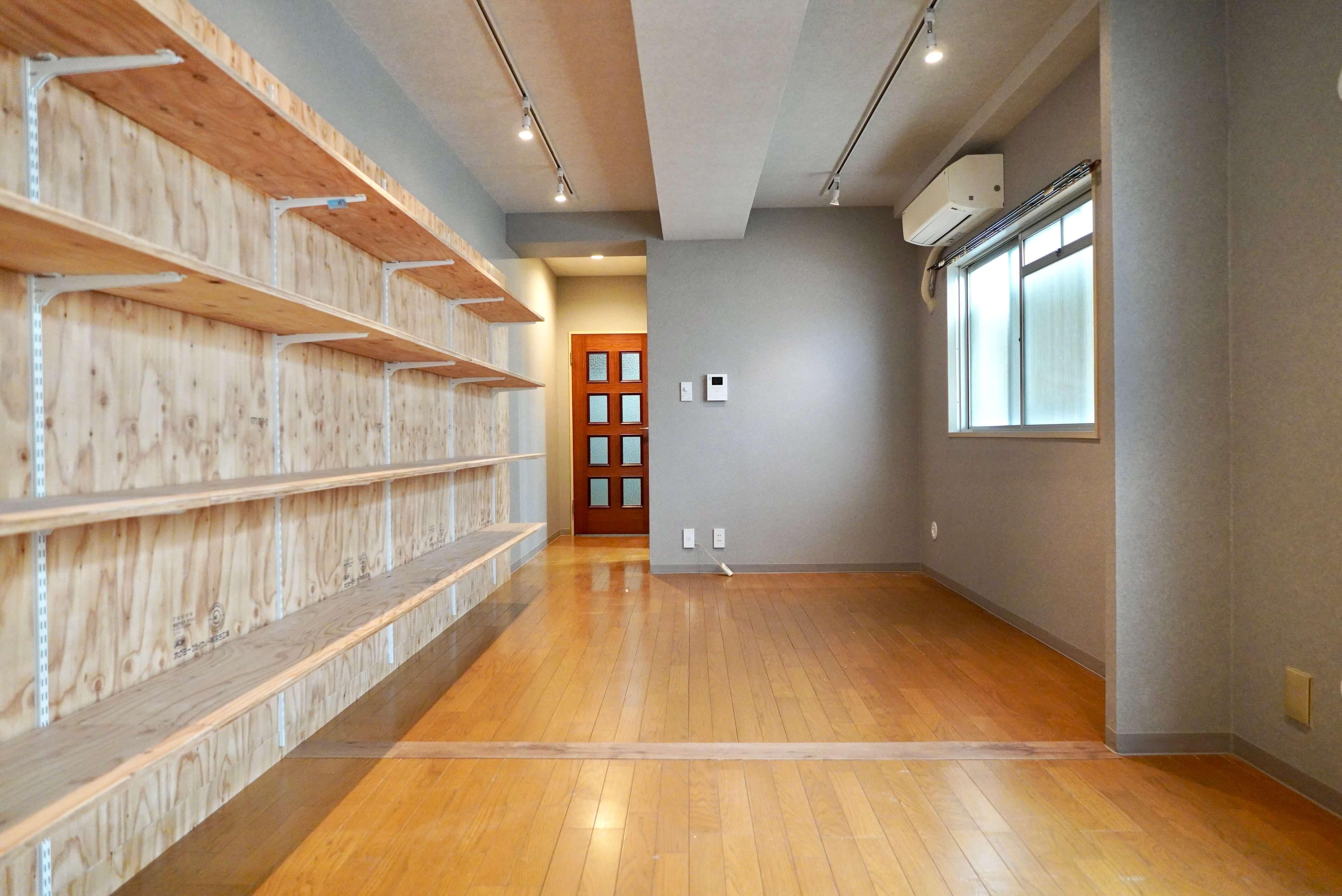 目黒区下目黒の賃貸物件/グレー（クロス）を基調にした空間。好みの形に手を加えていただければ