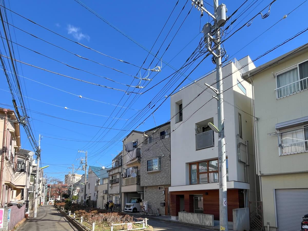 世田谷区大原の賃貸物件/緑道沿いに立つ建物です