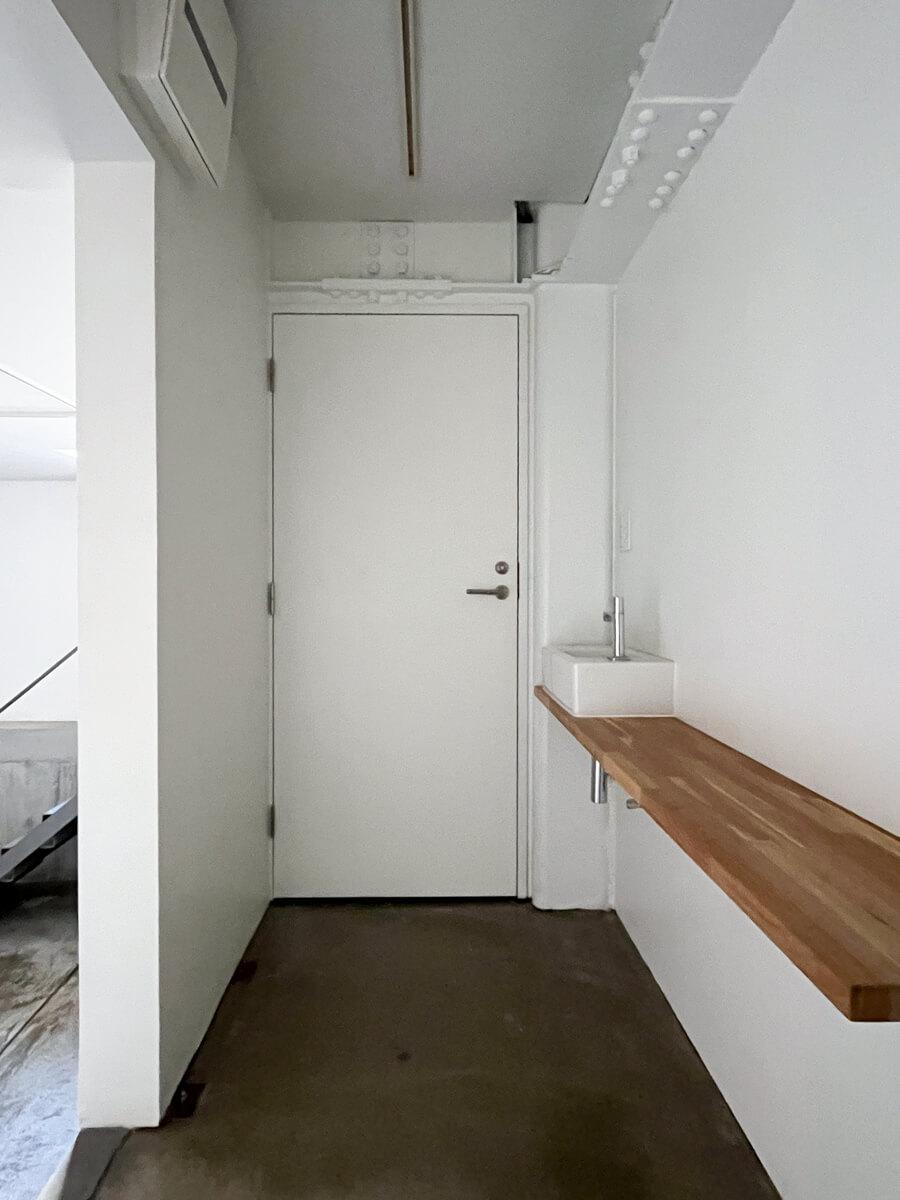 世田谷区大原の賃貸物件/トイレ前にもライティングレール