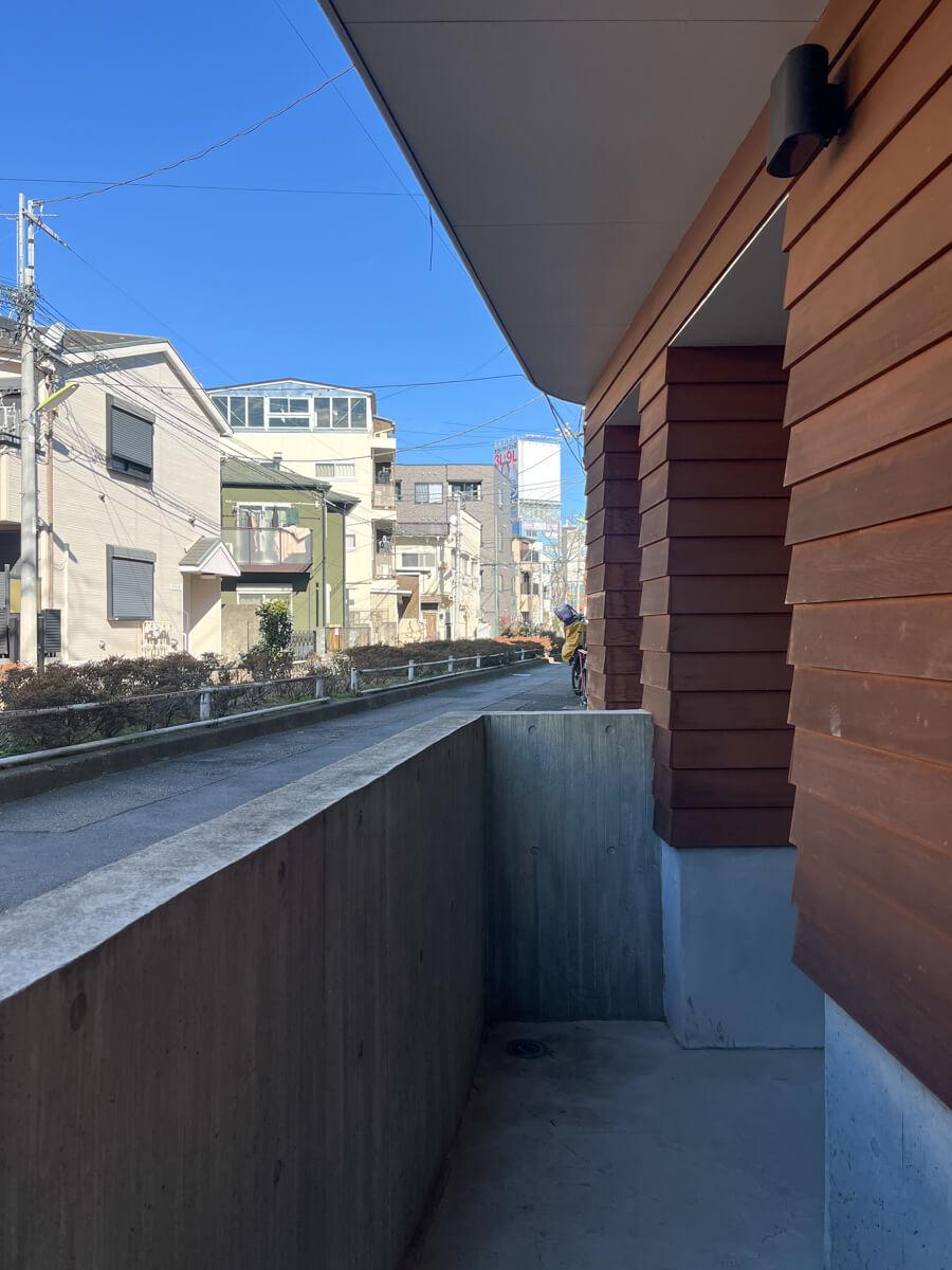 世田谷区大原の賃貸物件/エントランスは少し掘れていて下がります