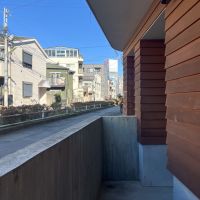 世田谷区大原の賃貸物件/エントランスは少し掘れていて下がります