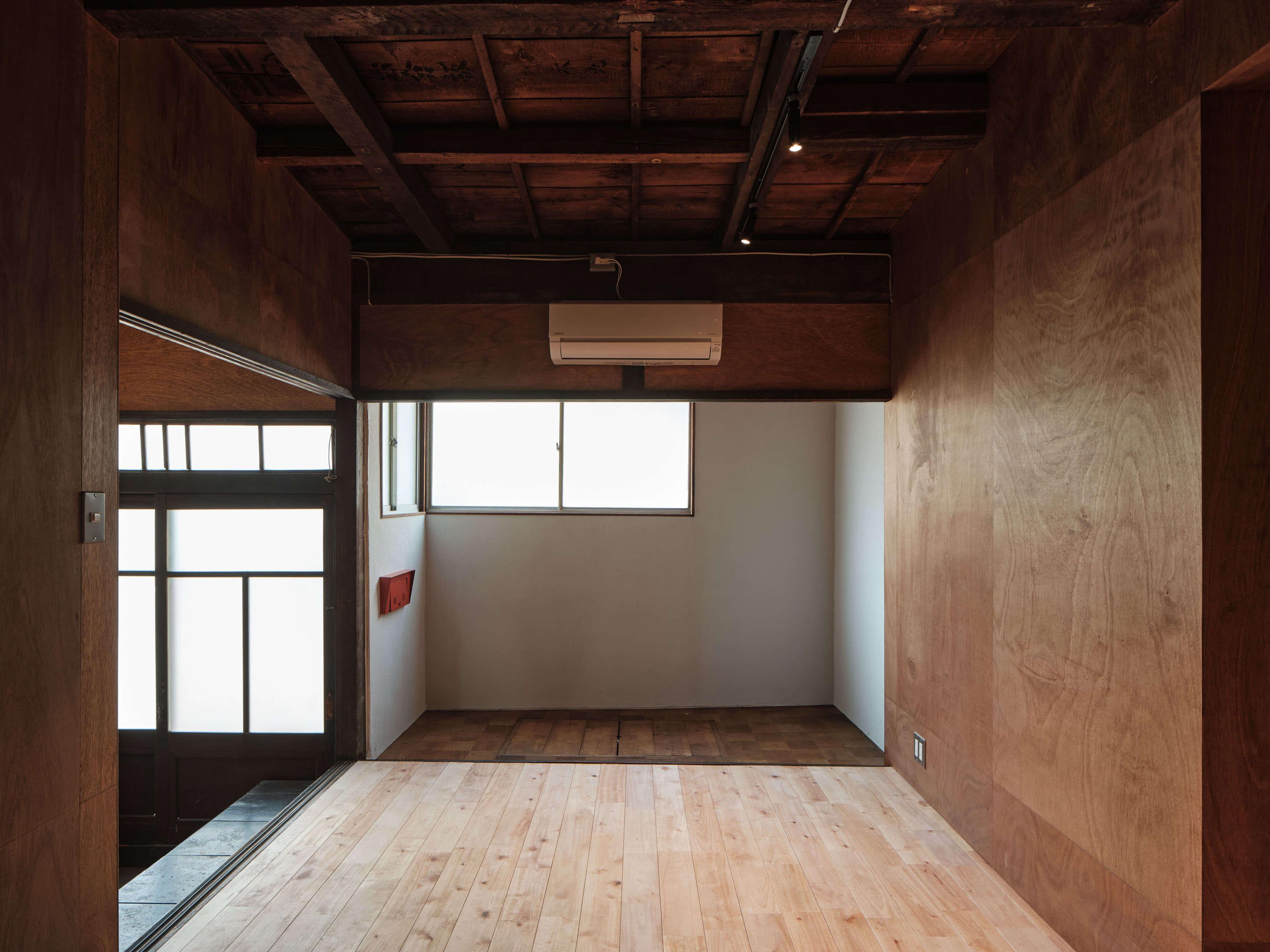 文京区大塚の賃貸物件/1階：天井の高いリビングダイニングスペース。ギャラリーのような雰囲気が漂う