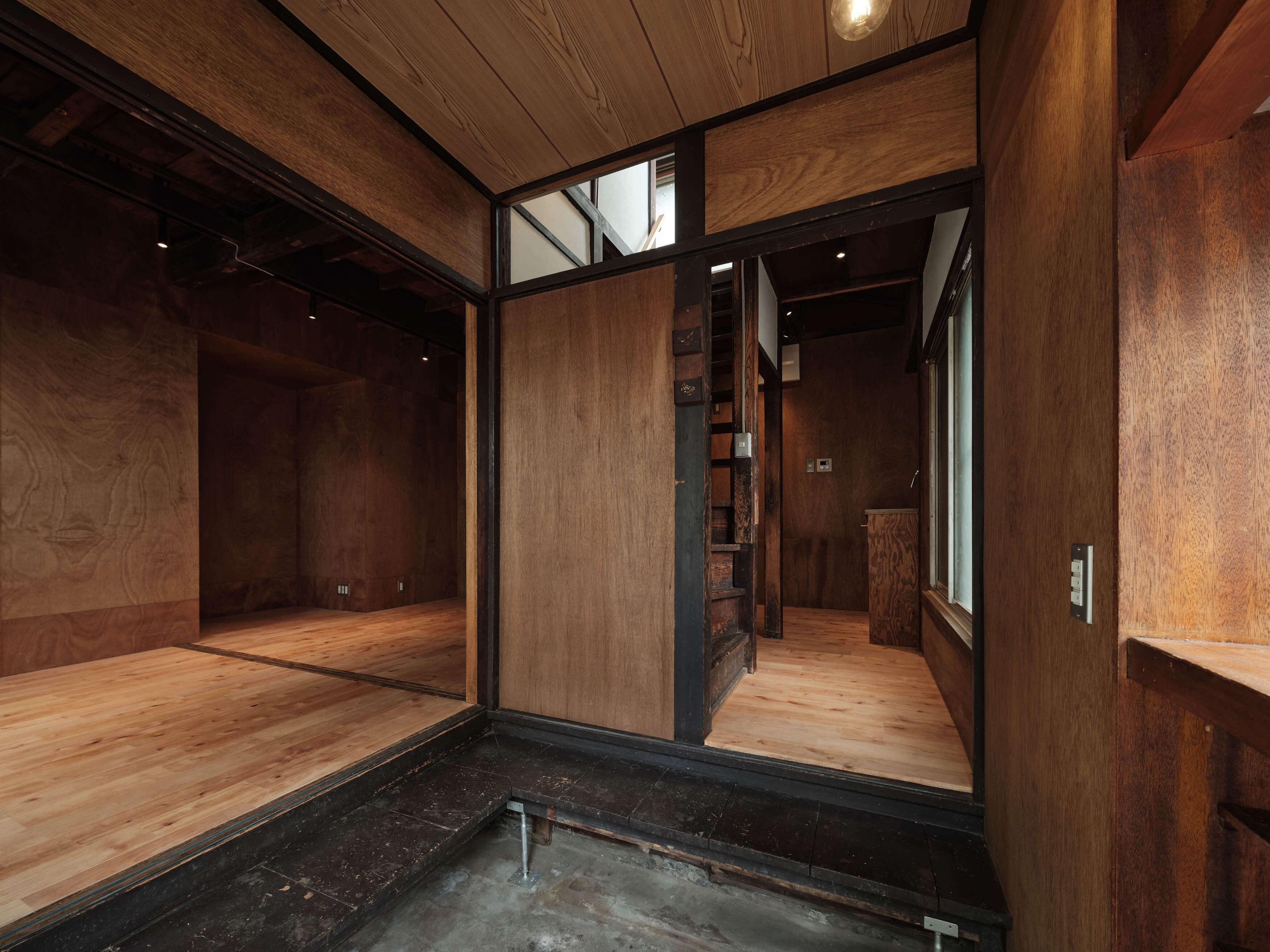 文京区大塚の賃貸物件/1階：玄関からのアングルで、土間から上がります。回遊するような間取り。