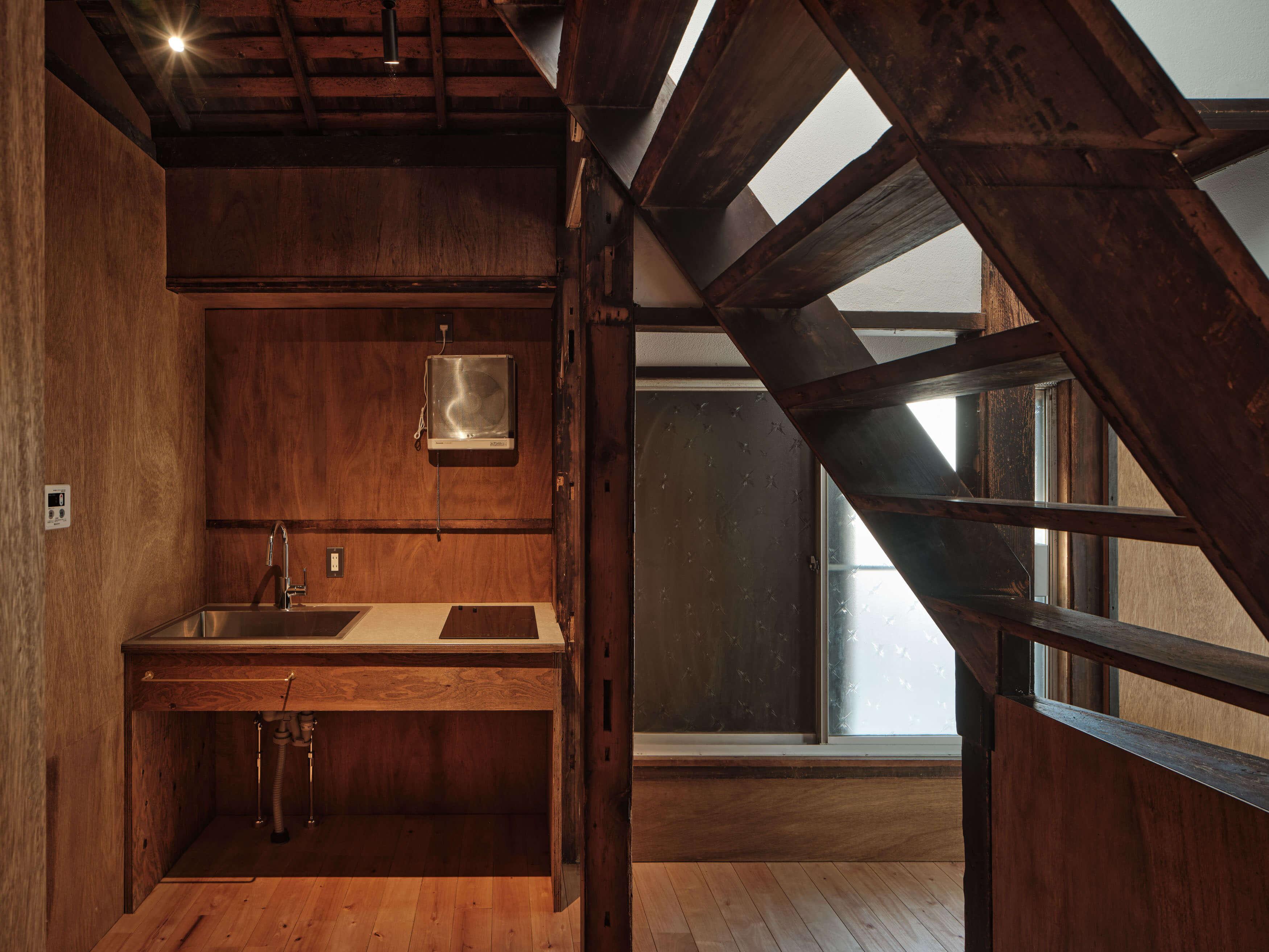 文京区大塚の賃貸物件/1階：IHコンロと簡単な換気扇がついているのみ