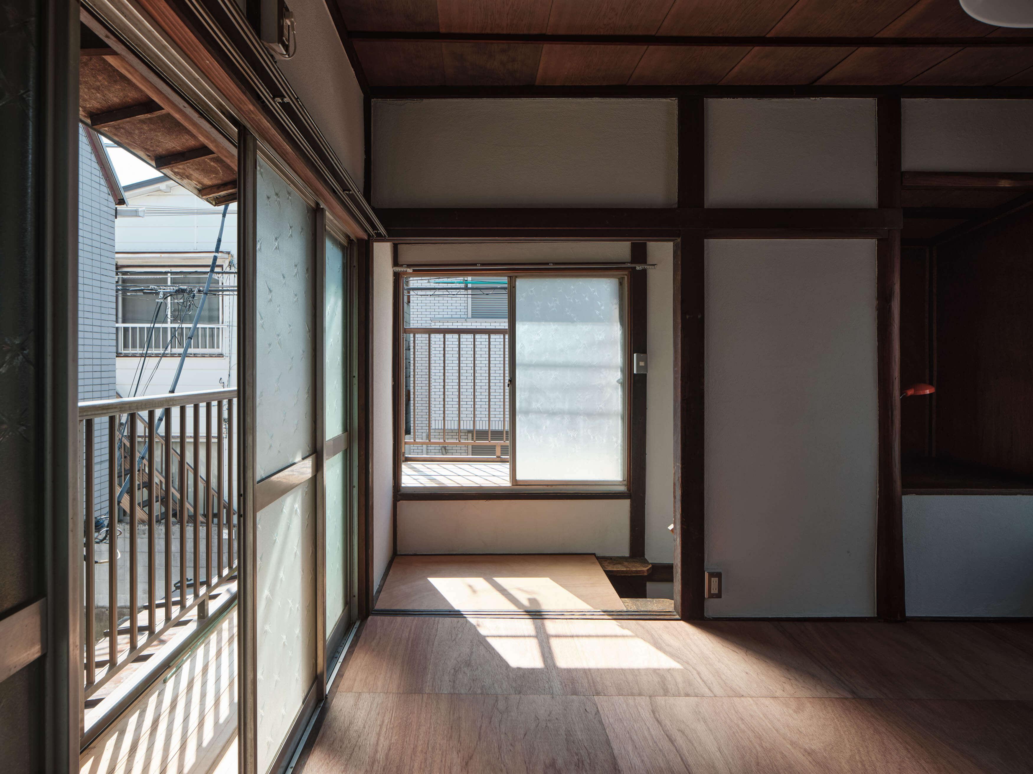 文京区大塚の賃貸物件/2階：バルコニーはぐるりと配置