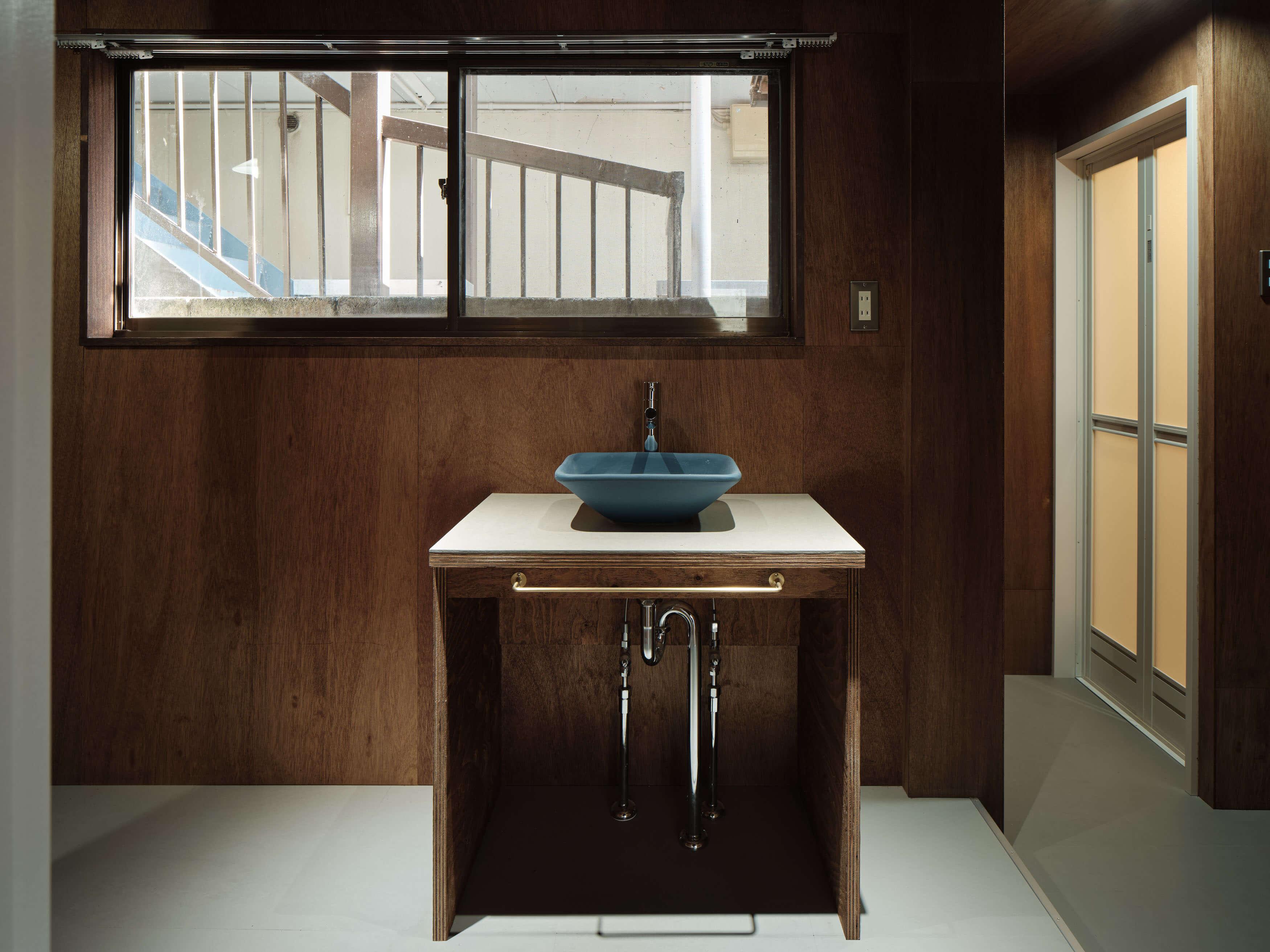 文京区大塚の賃貸物件/1階：脱衣所、洗面台、洗濯機置き場、シャワールーム、トイレの機能が全てこの部分にまとめられている