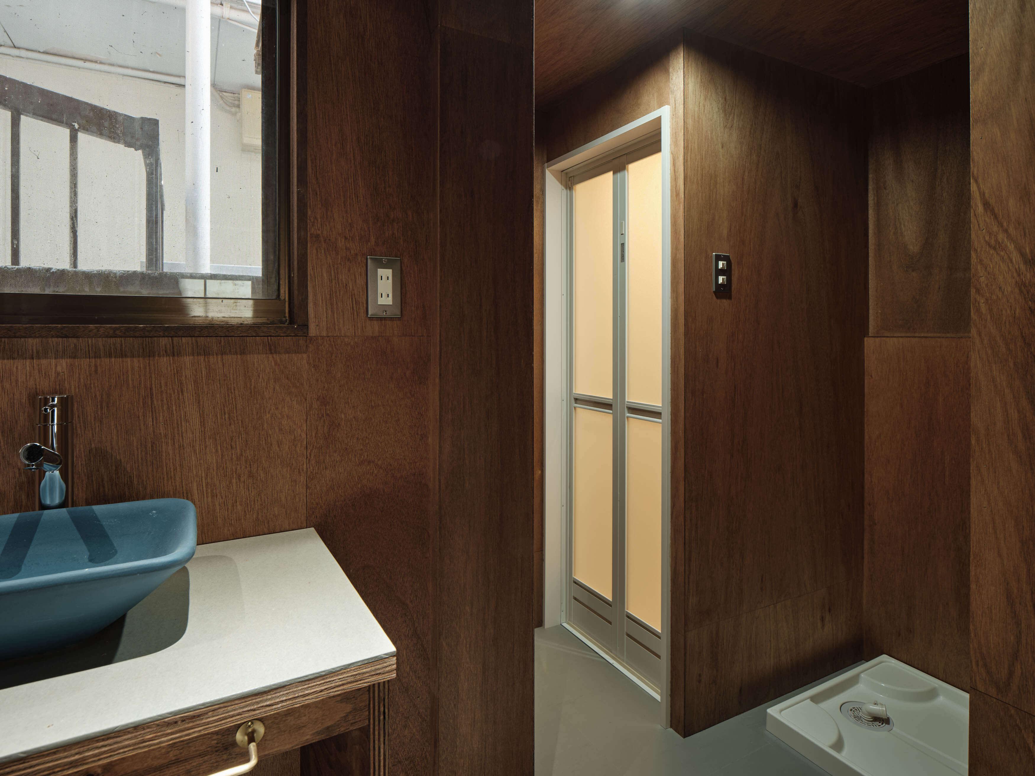 文京区大塚の賃貸物件/1階：洗濯機置き場の奥にはシャワールーム