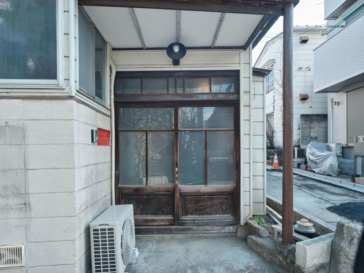 文京区大塚の賃貸物件/レトロな照明と建具が素敵な、玄関部分（いい顔ですが店舗は不可です）