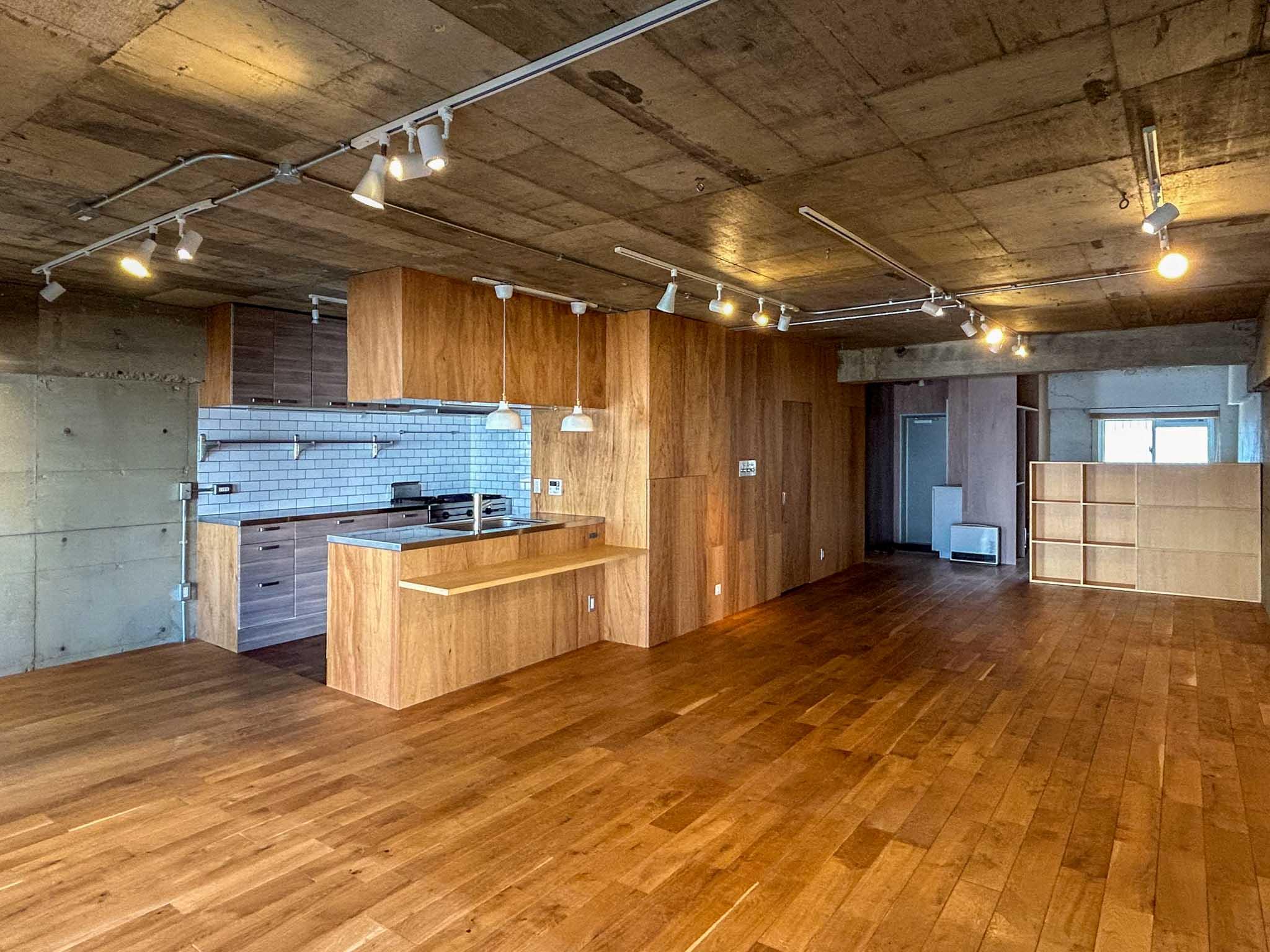 世田谷区池尻の売買物件/おおきな空間に、木の箱が鎮座しているようなデザイン