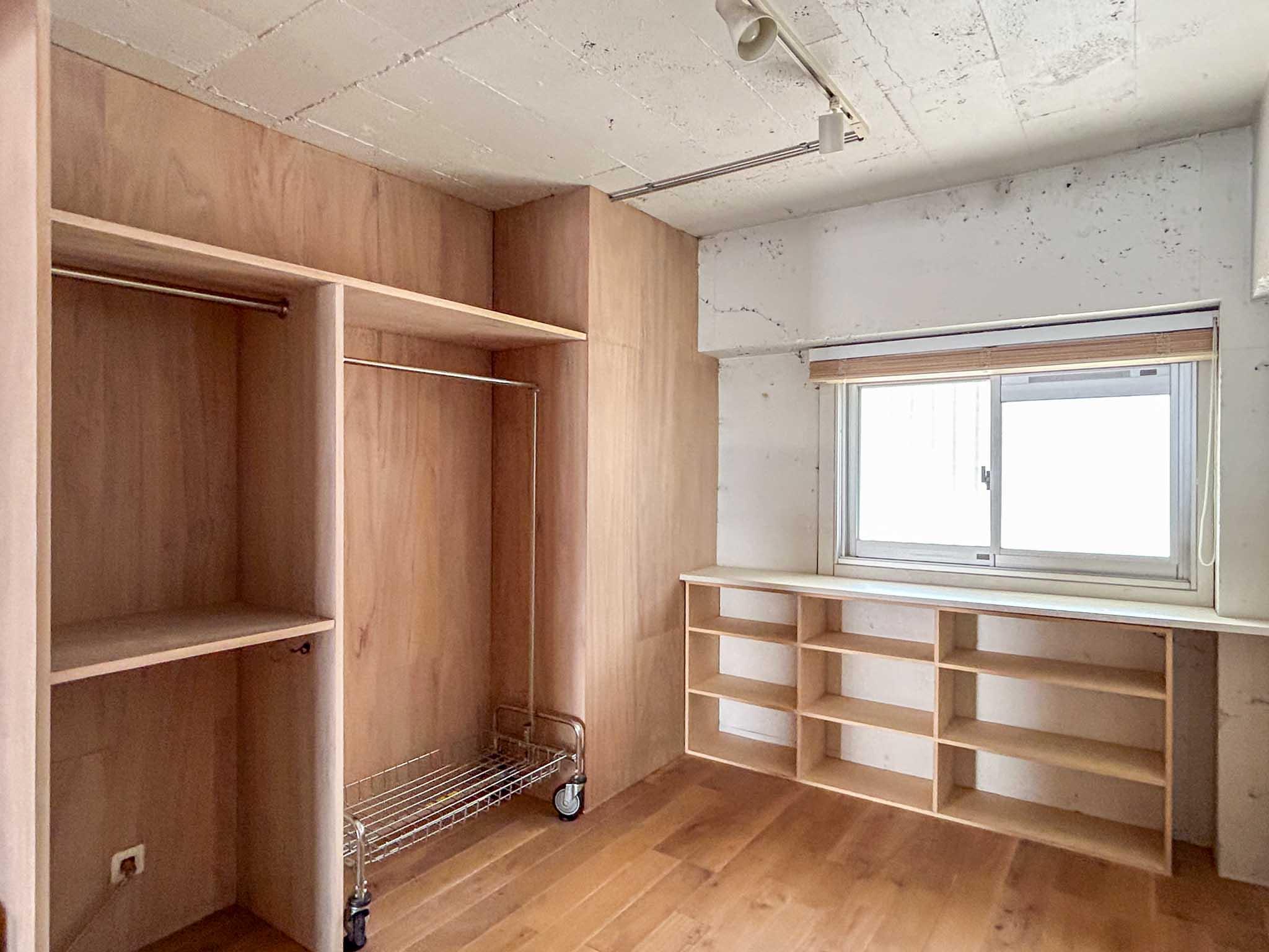 世田谷区池尻の売買物件/西側のスペース。家具でゆるく分けて、洋室や書斎として使えそう