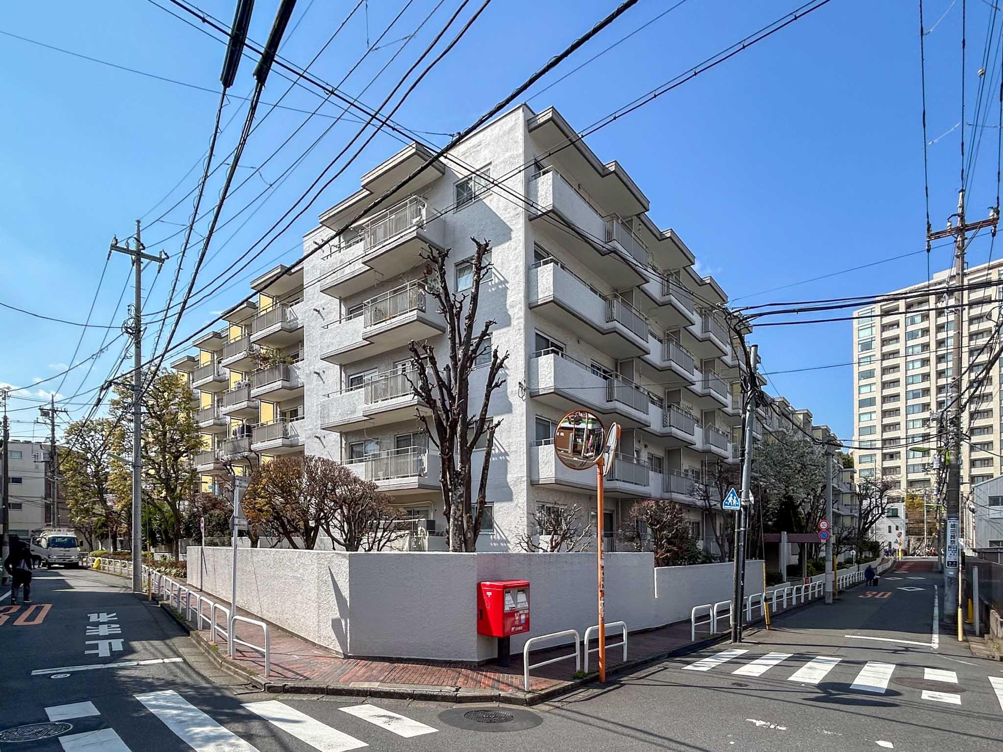 世田谷区池尻の売買物件/波形のような形状が印象的なレトロマンション