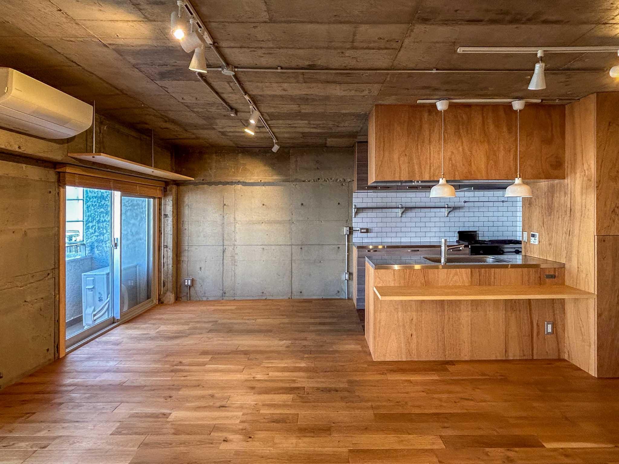 世田谷区池尻の売買物件/天井は抜いて武骨な雰囲気。床は無垢フローリングを使用