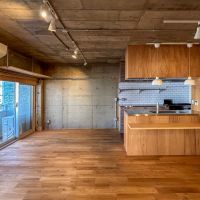 世田谷区池尻の売買物件/天井は抜いて武骨な雰囲気。床は無垢フローリングを使用