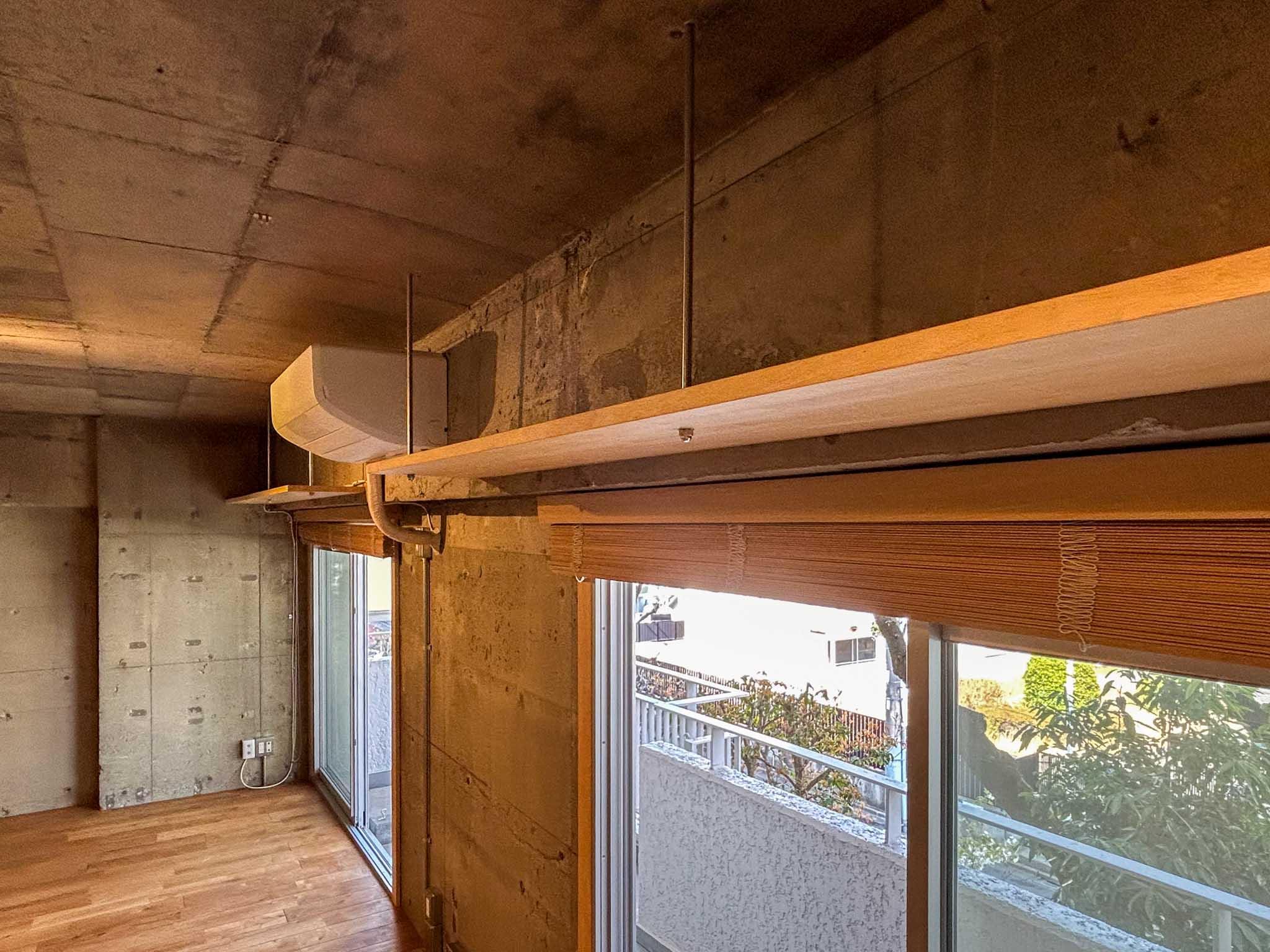 世田谷区池尻の売買物件/窓際上部の棚。お気に入りの本やレコード、雑貨を並べたくなる