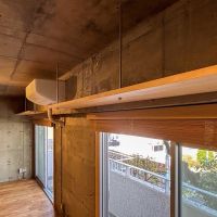 世田谷区池尻の売買物件/窓際上部の棚。お気に入りの本やレコード、雑貨を並べたくなる