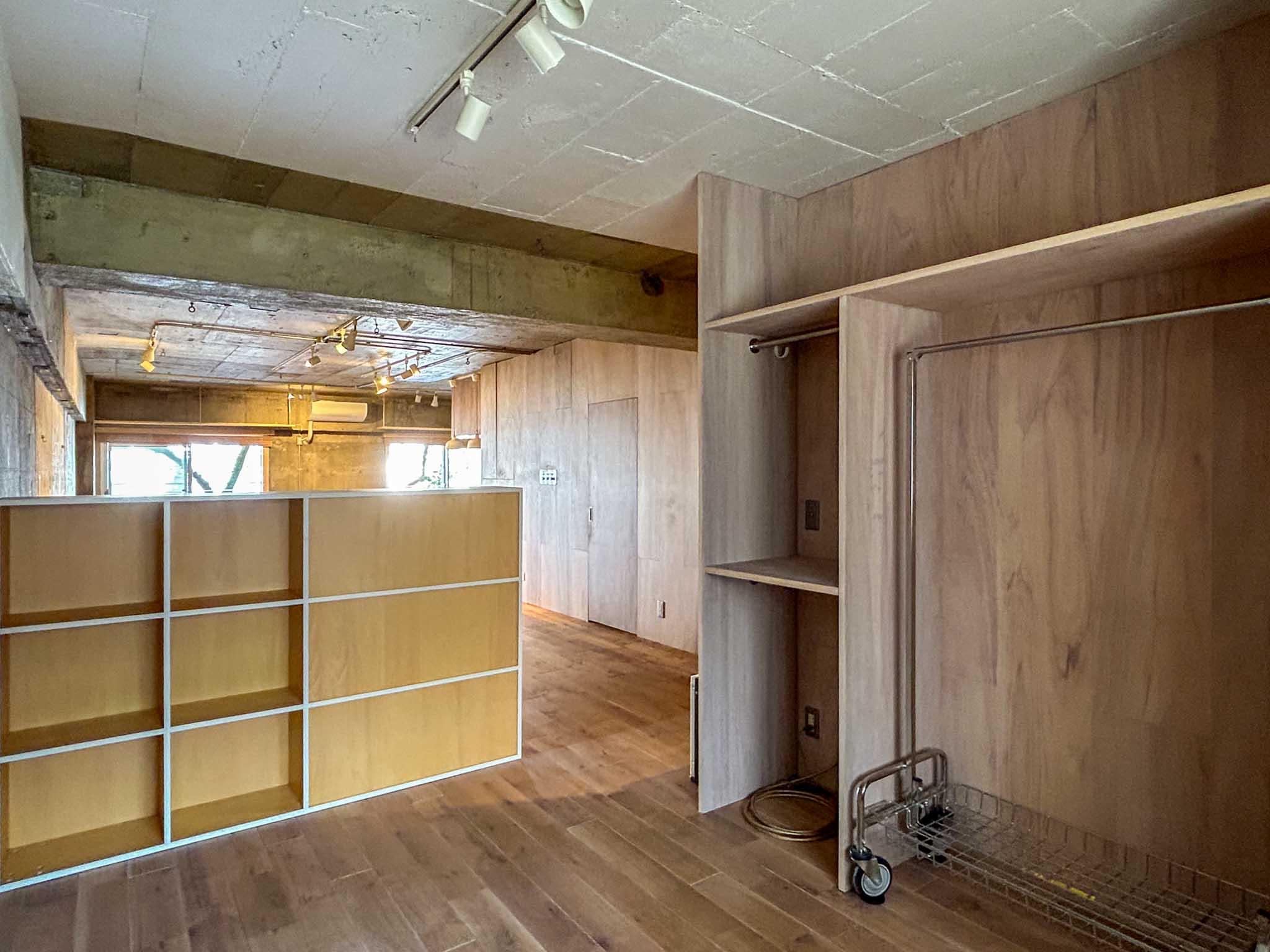 世田谷区池尻の売買物件/玄関脇のスペース。収納もあります