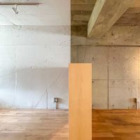 世田谷区池尻の売買物件/このスペースを境に仕上げの色味が変わっているのが面白い